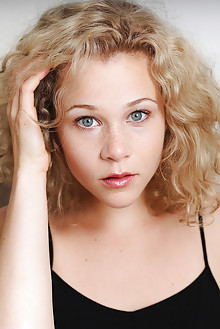 Helena in Zunera by Artofdan indoor blonde green eyes curly ...