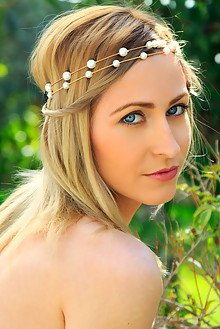 Janelle B in Bepar by Rylsky outdoor sunny blonde blue eyes ...