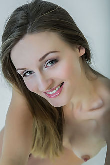 Vittoria Amada in Skyer by Rylsky